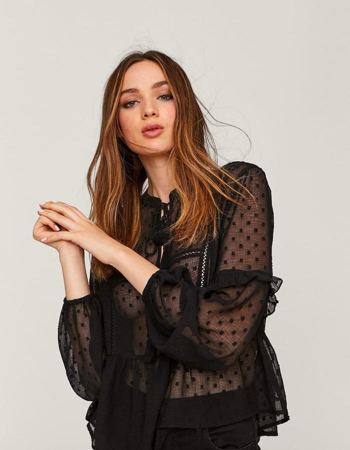 Preciosa blisa de chiffon de Stradivarius (19,99 euros) que combina "plumetti", volantes y gasa totalmente transparente.