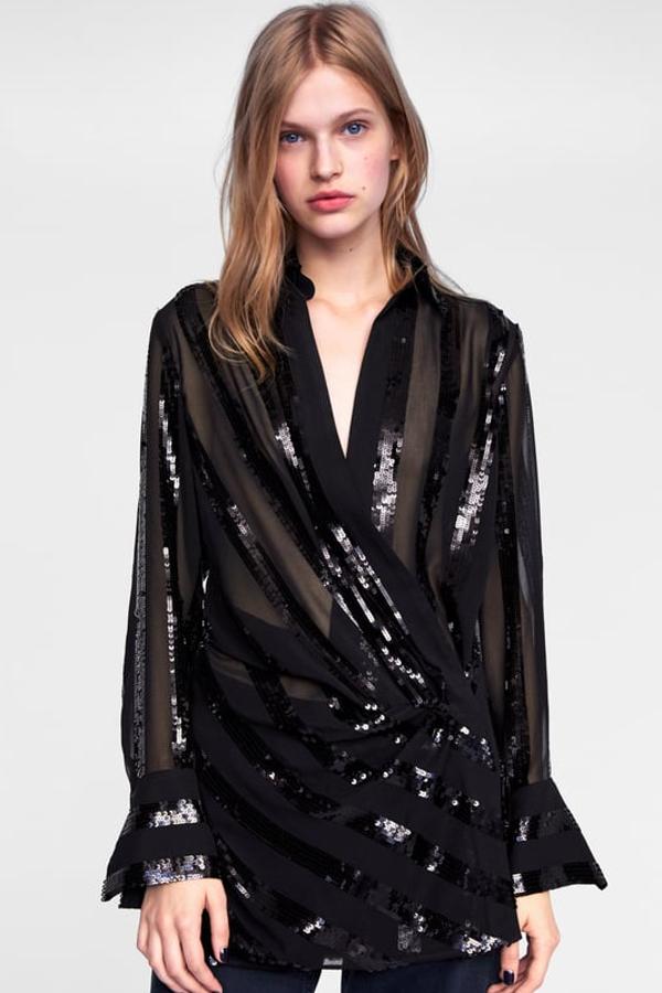 Blusa con el cuello solapa y la manga larga, con cierre cruzado drapeado con botones ocultos (Zara 39,95 euros).