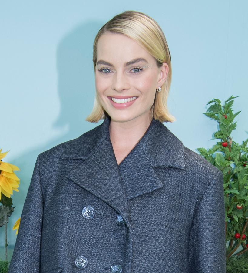 ¿Te apetece lucir un toque más sofisticado? Algo de purpurina o unos detalles de ‘strass’ sobre los párpados y en la zona del rabillo serán más que suficientes para aportarle glamour a tu imagen. Algo de vaselina te servirá como base para fijar los brillos a tu piel.