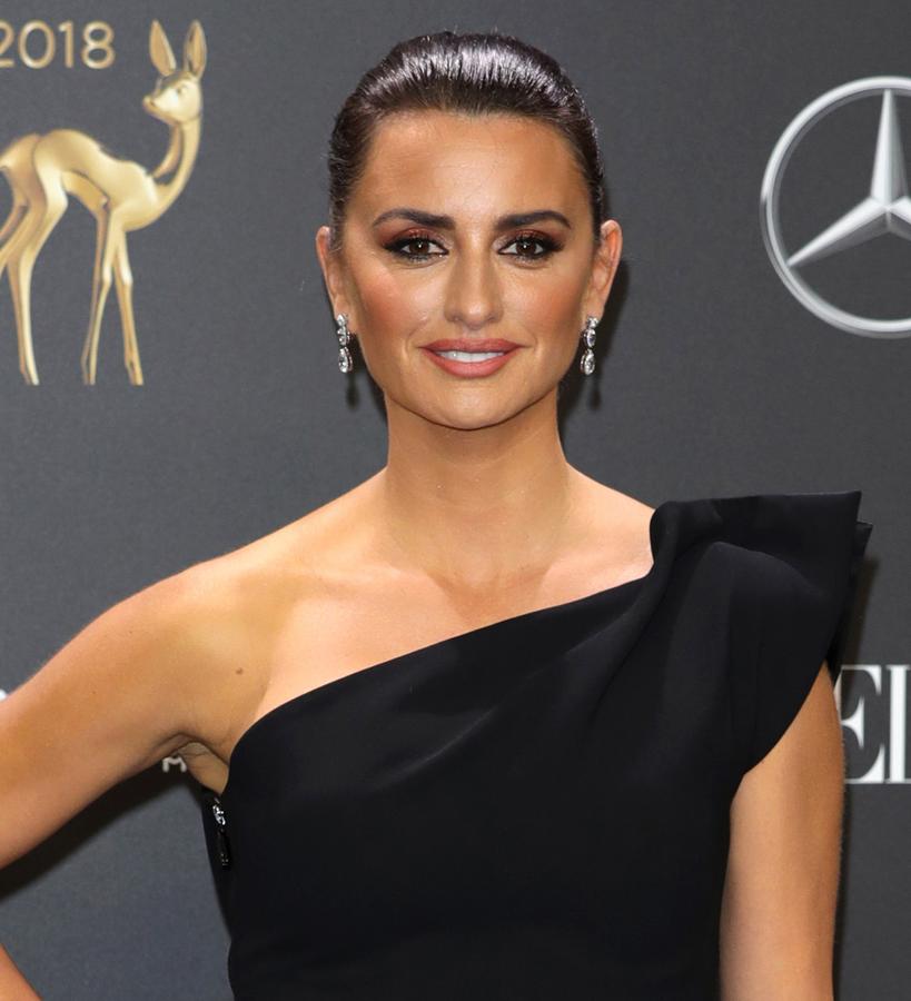 No hay nada como el lápiz de color negro para resaltar cualquier mirada. Aplícalo por dentro del ojo, tanto en la zona inferior como en la superior y por fuera, a modo de ‘eyeliner’, tal y como se lo ves a Penélope Cruz. Y para que el resultado no sea apagado, añade una sombra metalizada en el párpado móvil.