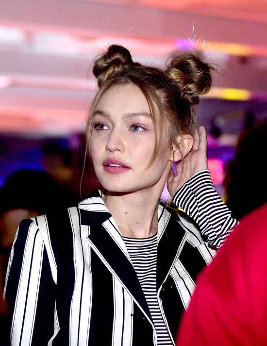 ¿Quieres ser la más chic de todo el gimnasio? Pues copia este peinado con dos moños al que famosas como Gigi Hadid no pueden resistirse. Separa tu melena en dos partes y sigue los pasos de un moño clásico. El volumen y la altura lo decides tú.