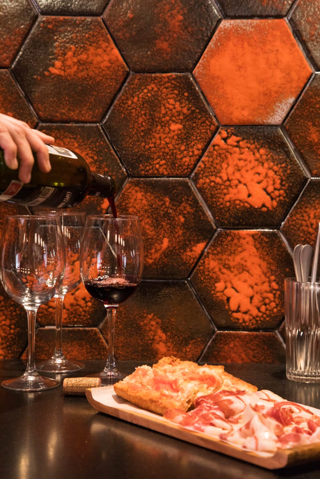 Se inauguró hace pocos meses y ya es uno de los restaurantes más exitosos de Madrid. Con una clara vocación y espíritu de las casas de comidas de toda la vida, la  Taberna de la Reina  propone  una de las formas más originales de despedir 2018 . El chef Daniel Larios ofrece una propuesta made in Spain casera y deliciosa. El menú comienza con la Tosta de pan de cristal con tomate y jamón ibérico de bellota D.O. Guijuelo y la Milhoja templada de manzana, foie, pularda con puré de cebolleta y frutos del bosque. Le sigue el Lomo de corvina al horno con risotto de patata, ajos frescos y tomate concassé y la paletilla de cordero lechal asada a baja temperatura con cuscús de verduras y ciruelas pasas. Para completar este menú tan redondo, la tarta caliente de chocolate intenso con helado de vainilla de Madagascar te dejarán con el mejor de boca posible.El precio del menú son  99 euros (IVA incluido)