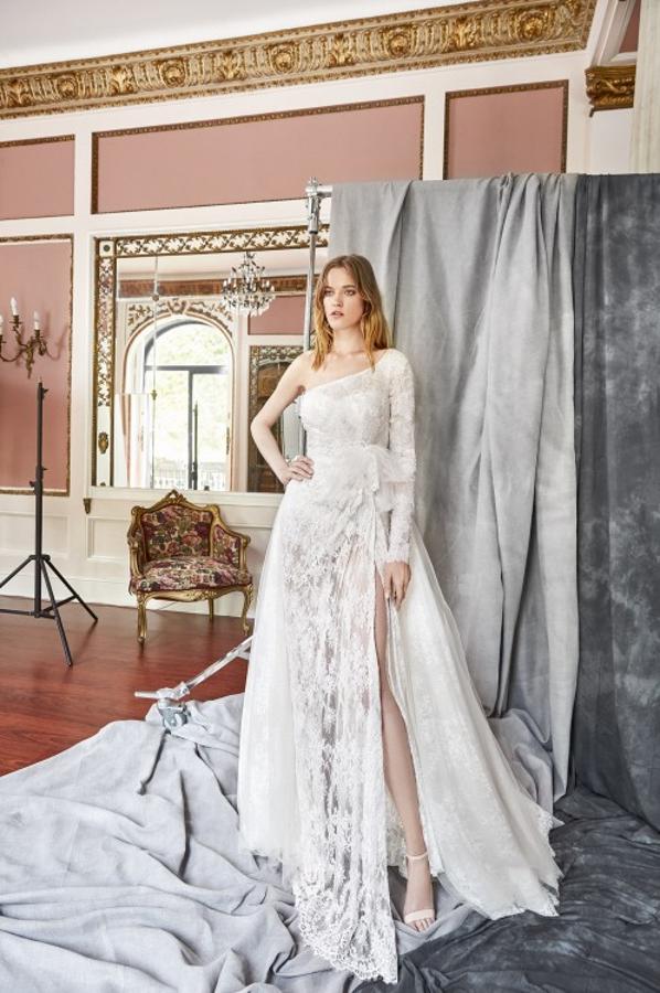 Nos imaginamos a Elena Tablada con un vestido de novia muy sexy, con bordados, encaje, curvas marcadas, transparencias y una falda con una gran abertura, como este de YolanCris.