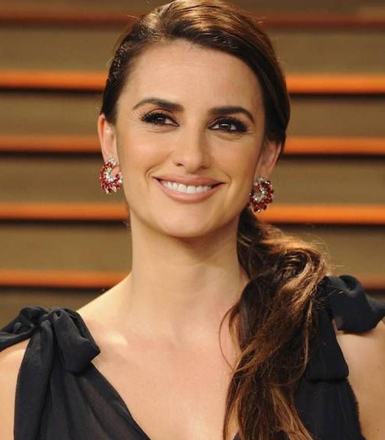 Fantástica cola baja que recoge la melena cuando no se ha engrosado con extensiones. Para quitarle severidad, funciona perfectamente partir el pelo con una sencillísima raya a un lado.