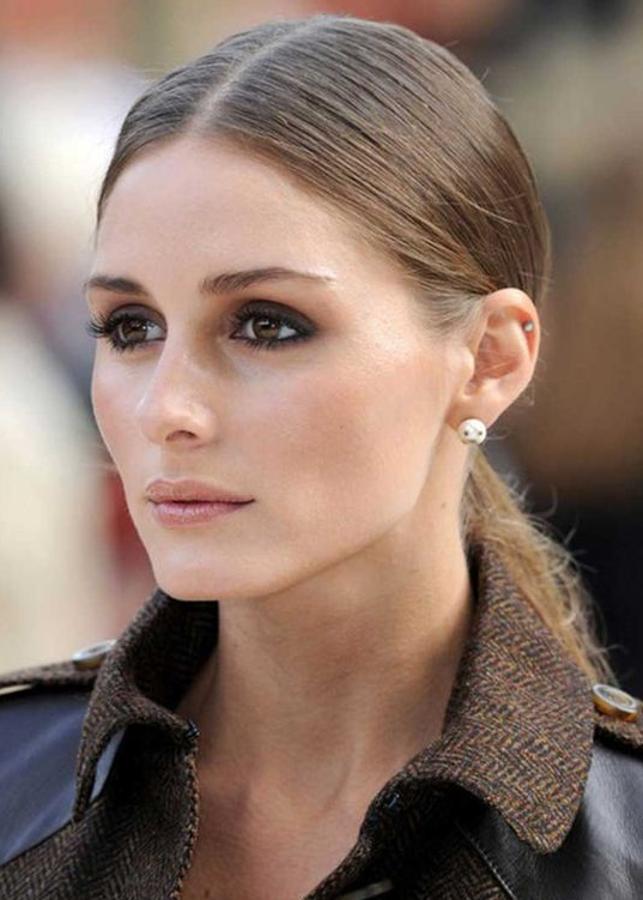 Una de las versiones más estrictas de la cola de caballo, con raya al medio y acabado muy pulido. Nos encanta su severidad, pero siempre que la suavicemos con un maquillaje cálido.