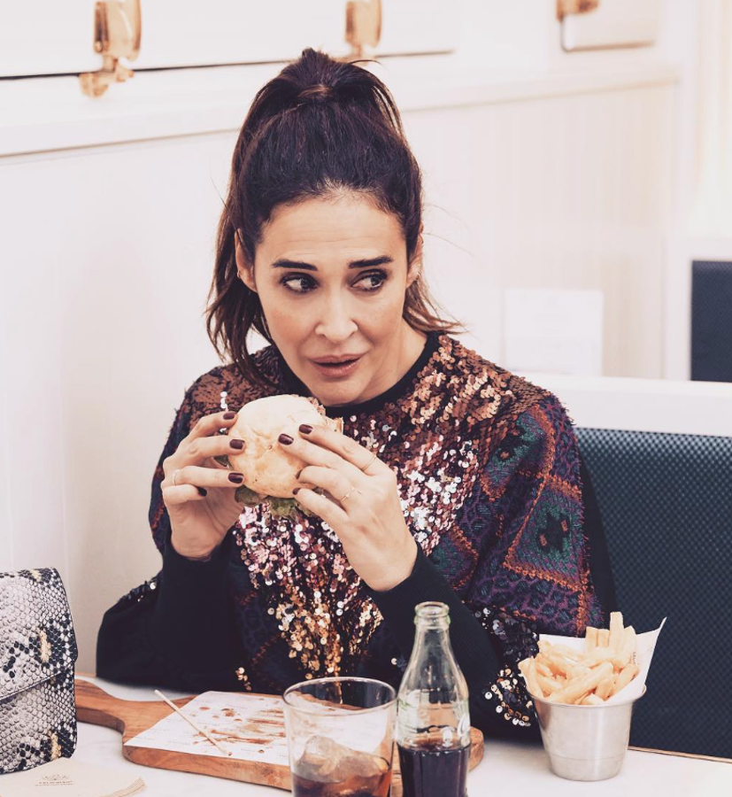 La prueba de lo mucho que rejuvenecen las colas altas a partir de una determinada edad, sobre todo si consiguen esta naturalidad en el acabado.