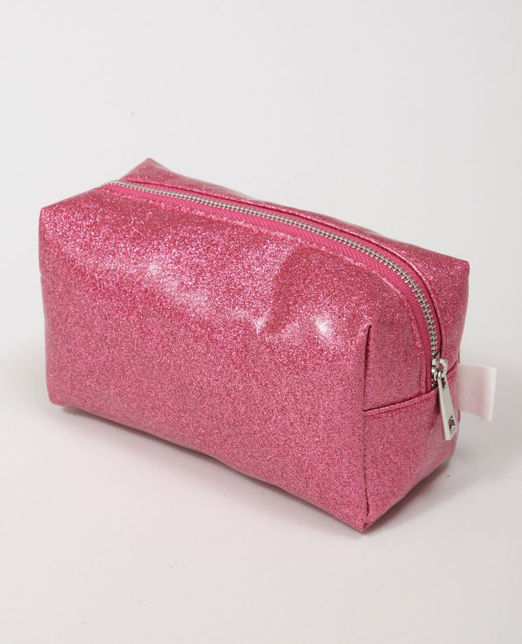 Neceser de maquillaje en color rosa brillante: 9,99 euros en Pimkie.