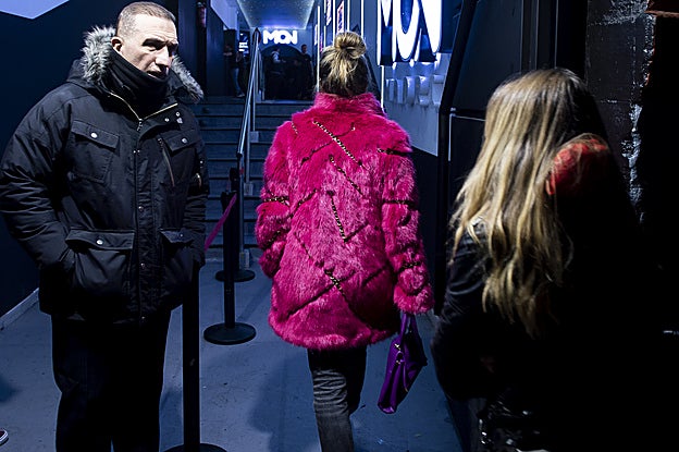 Blanca Suárez con abrigo rosa de Moschino para H&M.