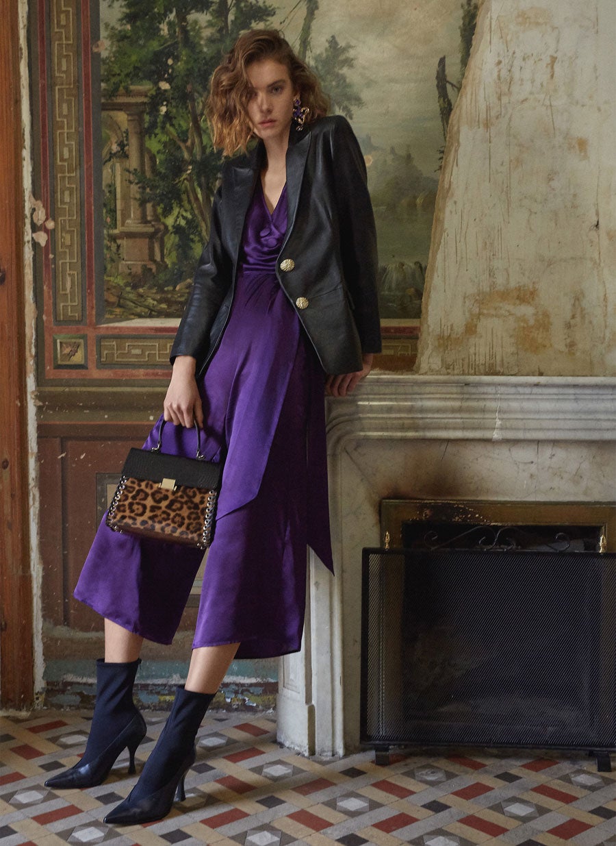 Mono morado de seda con escote a pico de Uterqüe: 179 euros.