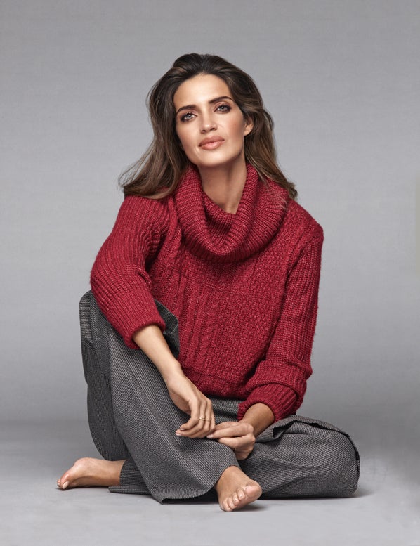 Jersey de punto, de Cortefiel, con pantalón masculino de Stella McCartney. Los anillos son de Agatha Paris.