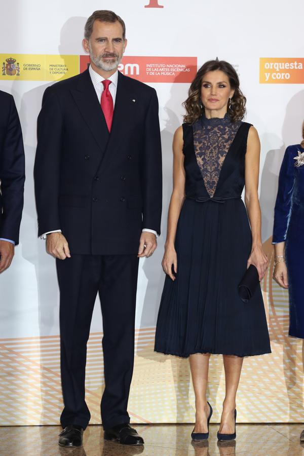 Sin duda, uno de los looks más comentados de este año 2018 de la Reina ha sido el que eligió el miércoles 5 de diciembre para acudir al concierto conmemorativo por el 40º aniversario de la Constitución Española. Doña Letizia sorprendió con un imponente vestido midi azul noche con falda plisada y un impresionante cuerpo con prnunciadísimo escote fantasía cubierto con encaje. Sin duda, la Reina demostró más que nunca que elegancia y sensualidad no están reñidas.