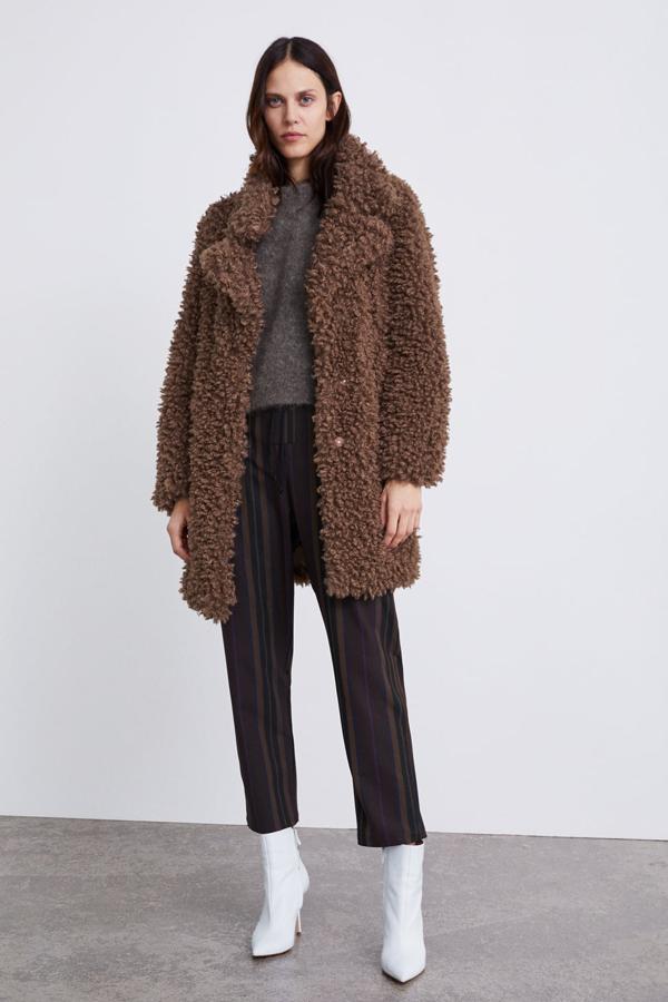 Abrigo con cuello y solap, bolsillos laterales ocultos en costura y cierre frontal con botón presión oculto. Pasa de 49,95 euros a 29,99 euros.