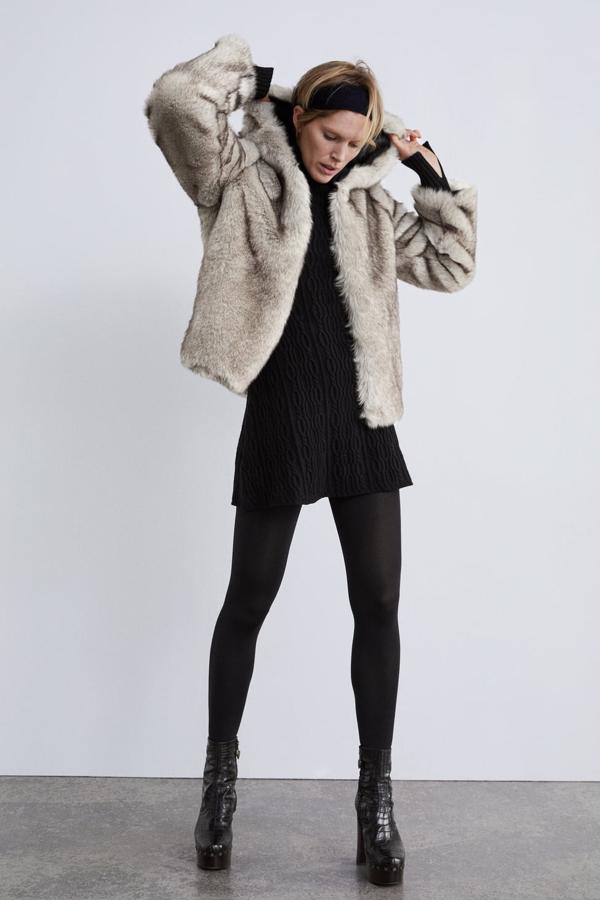 Cazadora con capucha, bolsillos laterales y un cierre con corchetes en el delantero. Pasa de 69,95 euros a 39,99.