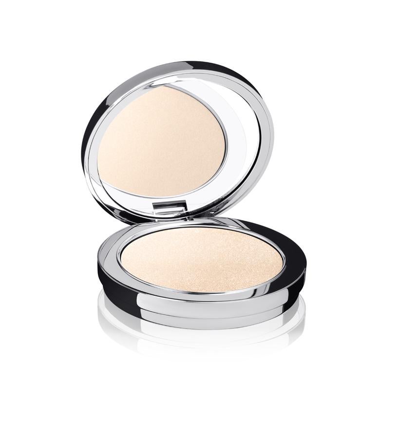 Este polvo sedoso combina tonos hielo y champán para proporcionar brillo a la piel, ayudando a iluminar áreas en las que la luz golpearía de forma natural. Puedes aplicarlo tanto con brocha como con los dedos o con una esponja; incluso con un pincel de sombrs para iluminar la zona del lagrimal.  Instaglam Compact Deluxe Highlighting Powder de Rodial  (60 €).