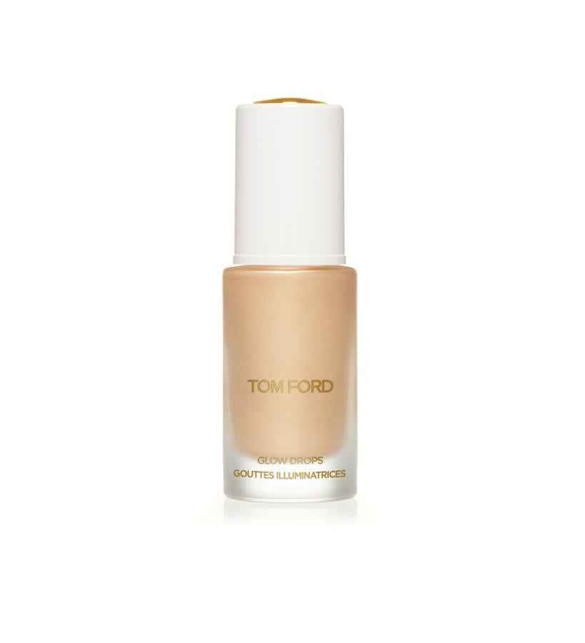 Este iluminador en gel se presenta en dos tonos distintos: un bronce radiante y un puro glaciar blanco. De larga duración y resistente a la transferencia, contiene jugo de hoja de aloe para una sensación sedosa y una aplicación suave. Para lograr un aspecto totalmente esculpido se pueden mezclar las gotas con la crema hidratante o la base líquida de maquillaje.  Soleil Glow Drops de Tom Ford  (43 €).