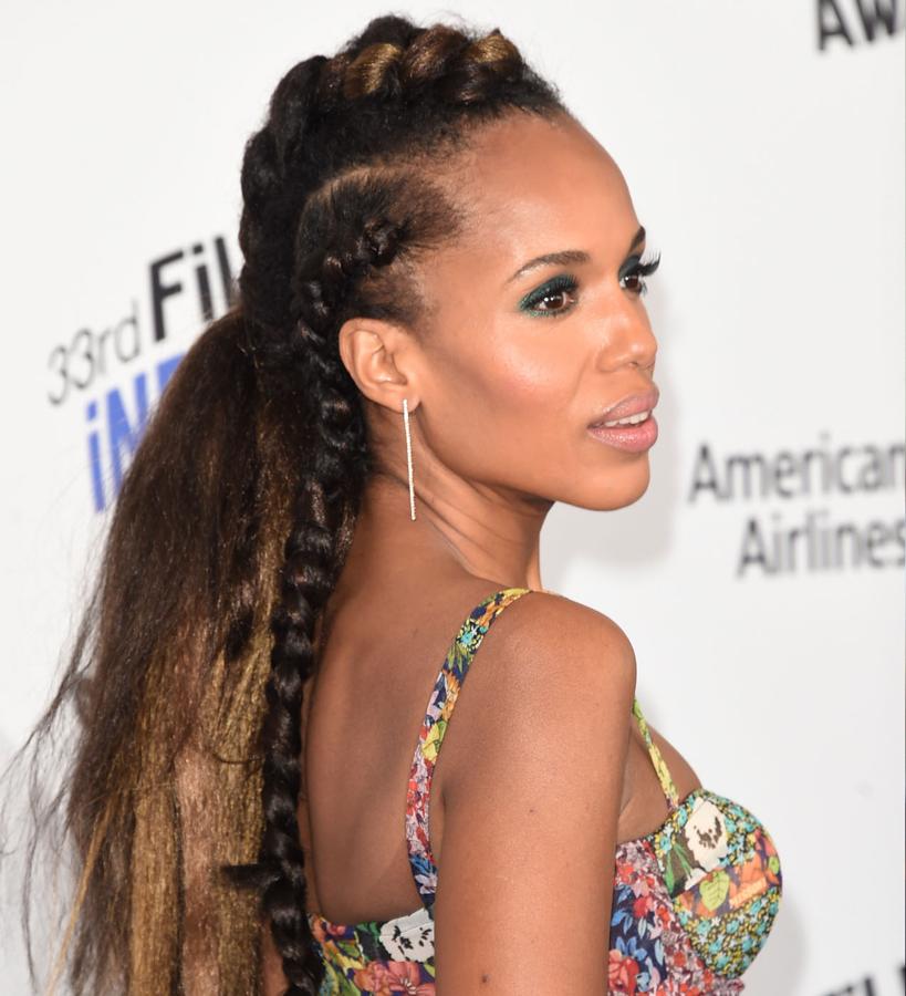 Este recogido, que mezcla mechones que se asemejan a las rastas, con extensiones y tres trenzas, una en la parte superior a modo de tupé y dos en los laterales, ha sido el más fresco del pasado verano. La protagonista de la serie ‘Scandal’ no dudó en lucirlo con ropa complementos y maquillaje muy femeninos.