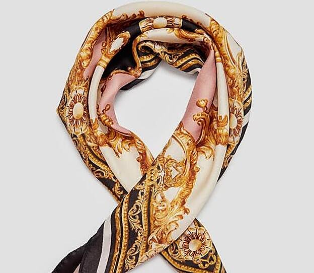 Pañuelo barroco Stradivarius. (5,99 euros).