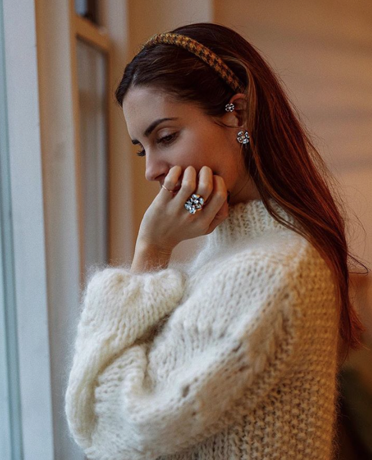 La superbloguera española lleva una fantástica diadema clásica de cuadros que le da un toque entre naïf y romántico a su "look", además de poner el foco en las espectaculares piezas de joyería de Bulgari.