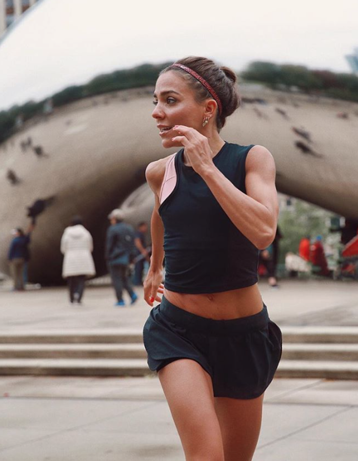 My Peep Toes no renuncia a las diademas de moda ni practicando su deporte favorito: aquí lleva una diadema-cinta finita que queda espectacular acompañando a un moño.