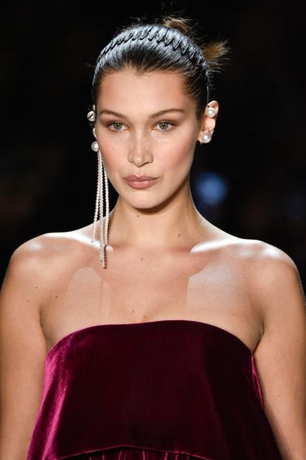 La pequeña de las hermanas Hadid lleva uno de los accesorios para el pelo que resucitamos en el "revival" de los 90 que protagoniza la tendencia de temporada: la diadema zigzag.