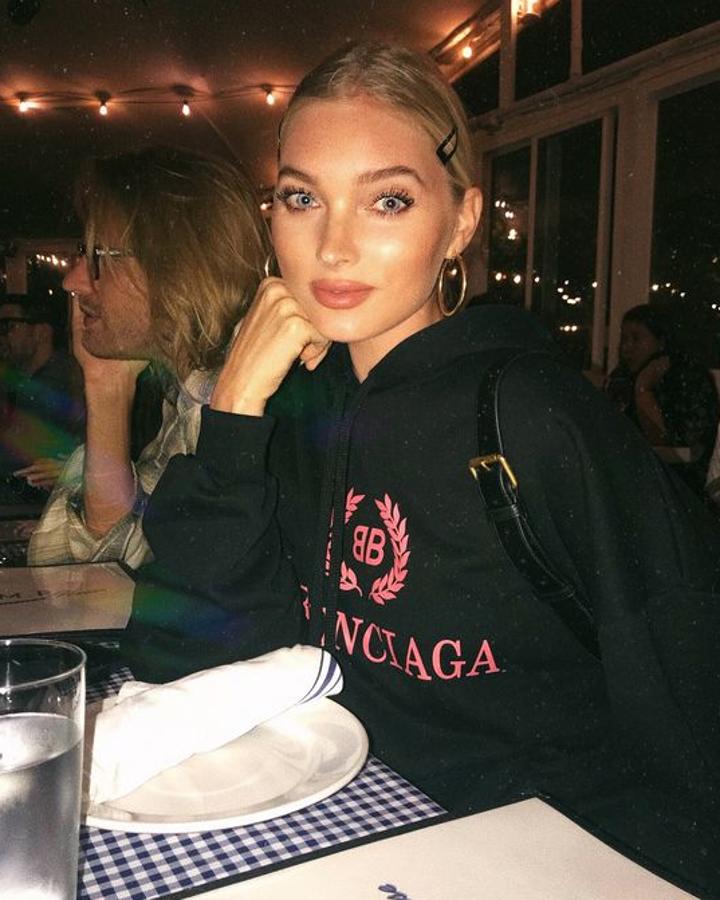 La supertop sueca es una de las más aficionadas a los clips o ranitas que hoy vemos en tantas melenas de famosas. No las lleva tanto como adorno sino en su expresión más práctica: para recoger el flequillo.