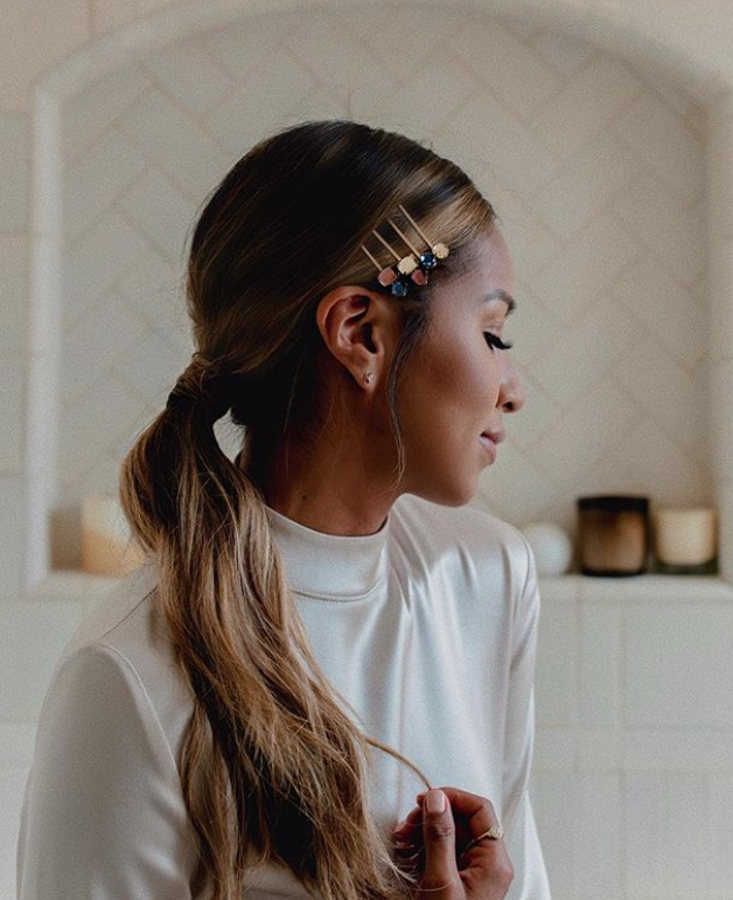 Julie Sariñana es experta en combinar varias horquillas (aquí, con el mismo adorno de distintos colores) para aportar interés a un recogido. Importante no llevarlos muy delante, sino totalmente laterales.