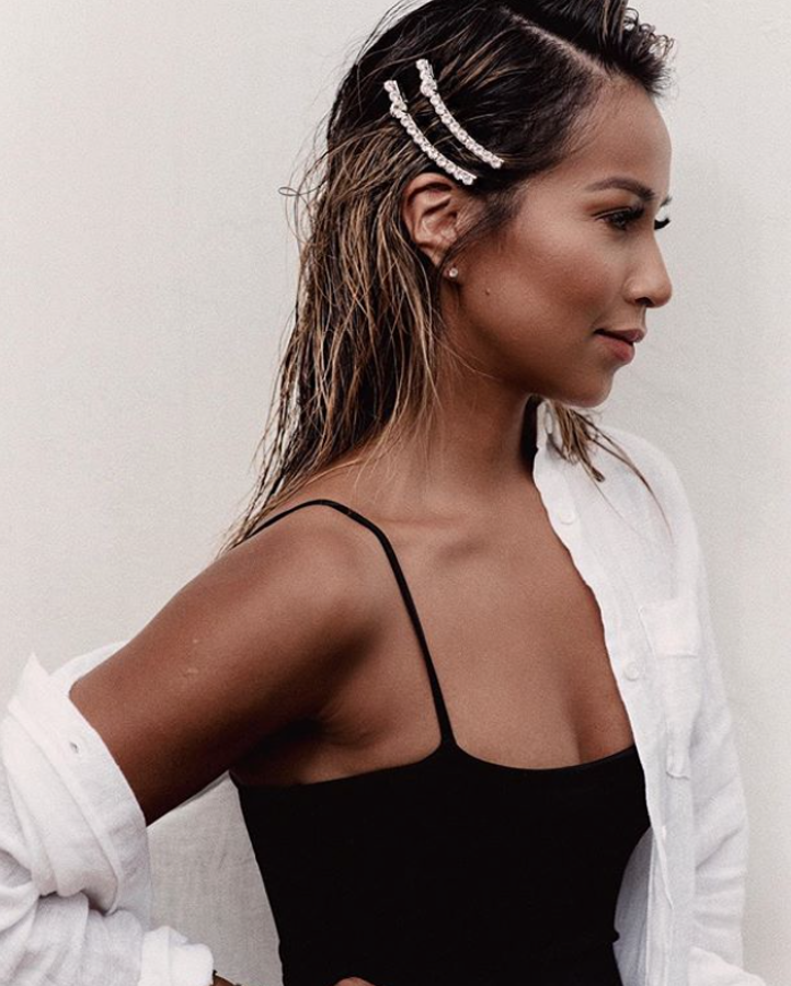 A medio camino entre las horquillas y los pasadores, nos encanta cómo contrasta el pelo mojado con el brillo de las piedras. La idea es de la "influencer" que más y mejor recurre a los adornos para el pelo: Sincerely Jules.