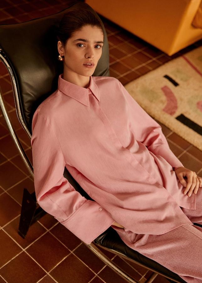 En tejido soft y con cuello clásico y puños abotonados (39,99 euros).