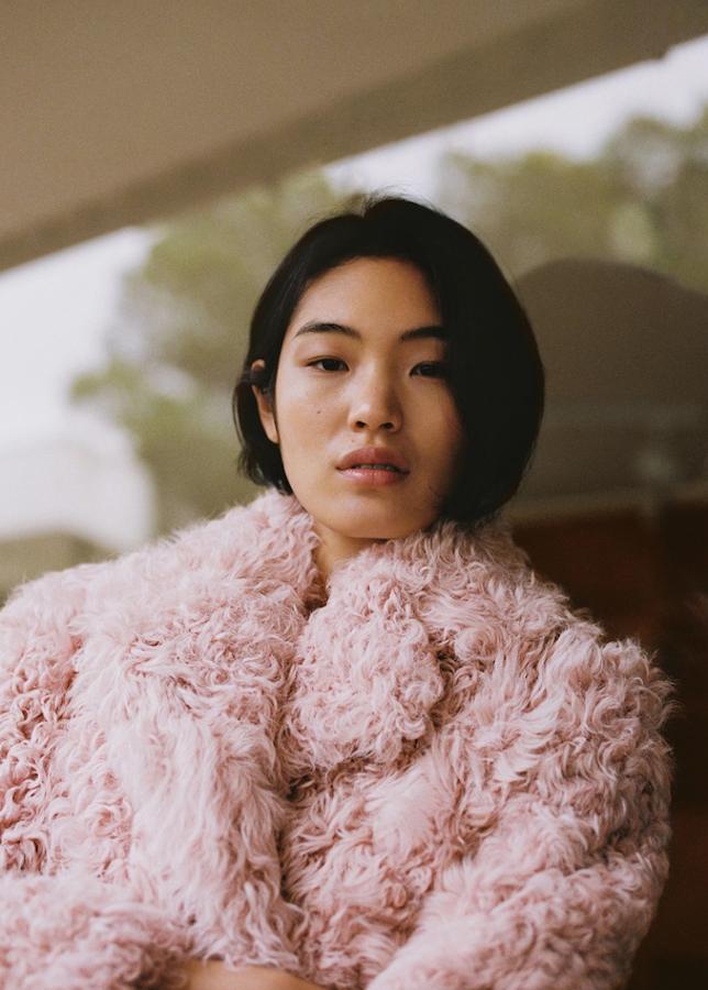 En tejido de pelo natural (¿por qué? ¡Mejor sintético Mango!), con cuello de solapa y dos bolsillos laterales (499,99 euros).