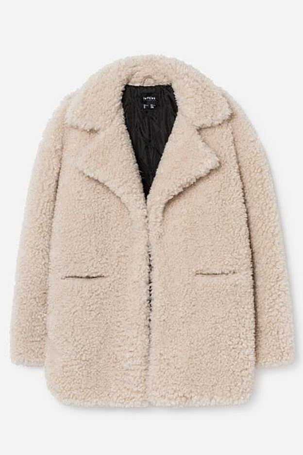 Abrigo con efecto pelo en color beige, 35 euros.