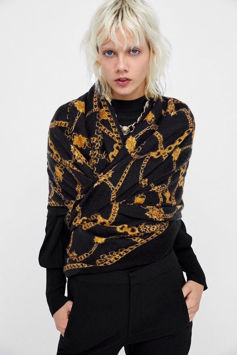 Zara no se equivoca, el swag es el último grito en cortes de pelo. Algunas famosas con Blanca Suárez y Amaia Salamanca ya lo han lucido. Es perfecto para las melenas onduladas y la clave está en su flequillo espeso, largo y semi ondulado. Este corte de pelo le aportará a tu estilo ese toque natural y messy que tanto necesitas.