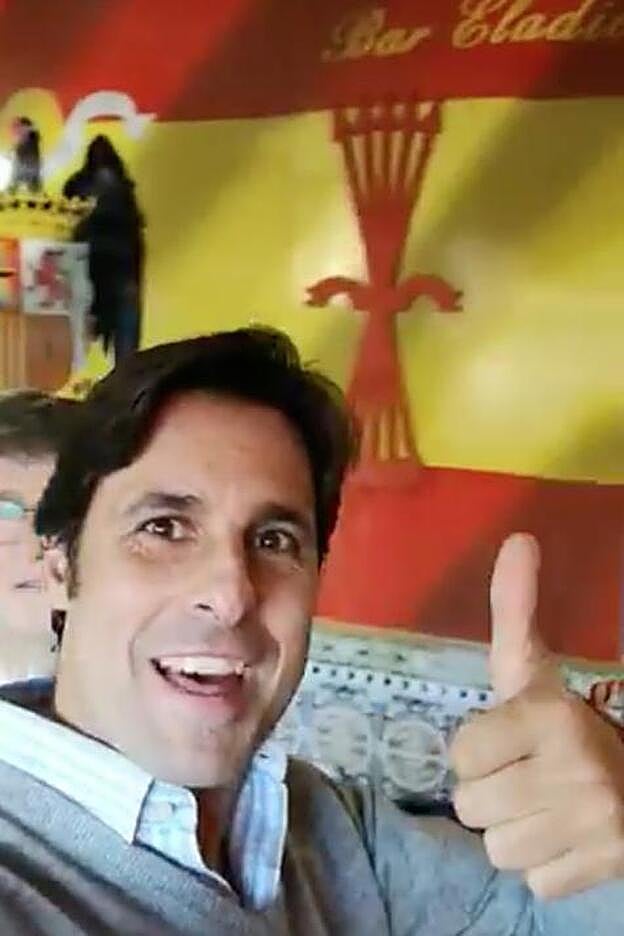 Fran Rivera posa en Casa Eladio con una bandera franquista de fondo.