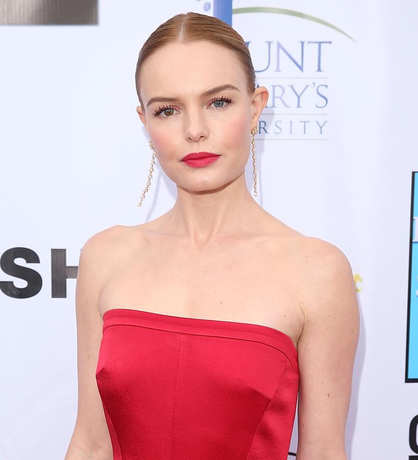 El rosa ha sido la gran a puesta de la pasarela en 2018, donde hemos podido ver cómo las modelos lo lucían tanto sobre los párpados, mejillas e incluso sienes al mismo tiempo. Kate ha hecho su propia versión luciendo ese tono en tres intensidades distintas: la más fuerte para la boca, la media para los ojos y la más clara para los pómulos.