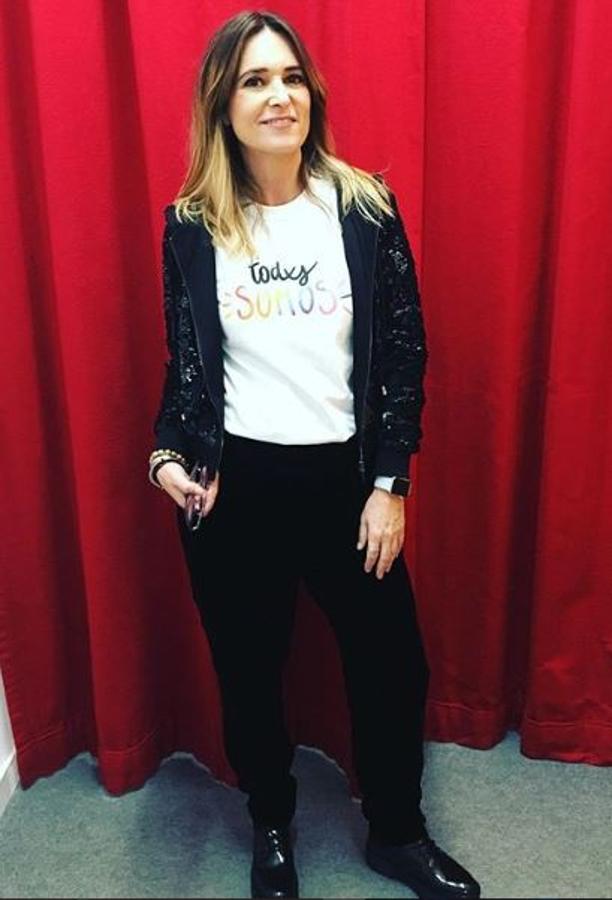 Otra vez con camiseta de la firma Bienvenido a Los Compton y esta vez con mensaje reivindicativo. La lleva con una chaqueta de brillos con capucha, de Pinko, y botas de Bershka.