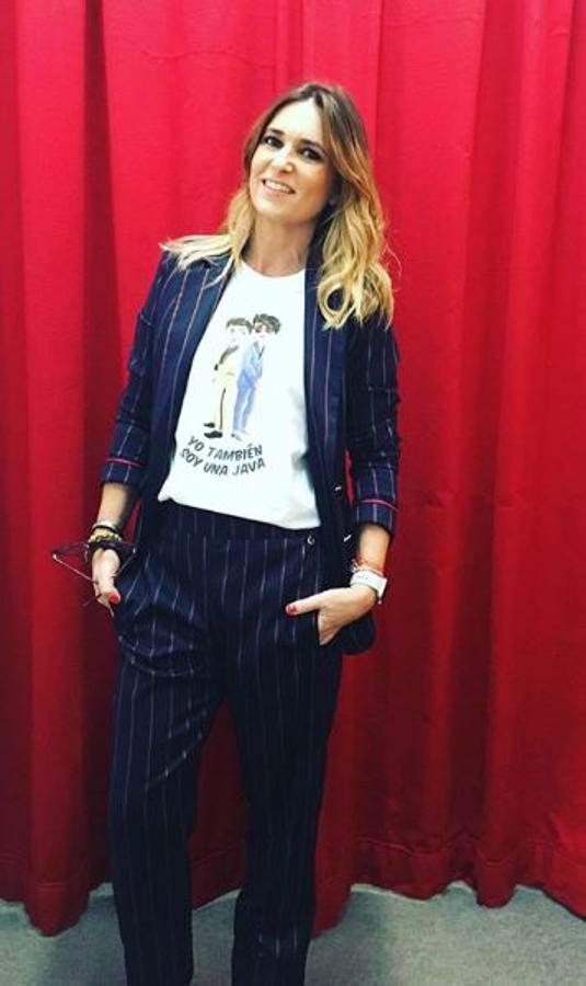 Los trajes son lo que más le favorece y lo sabe. En este caso apostó por uno de Lola Casademunt azul marino con raya diplomática con una camiseta que dice "Yo también soy una Java", de la firma Bienvenido a Los Compton.