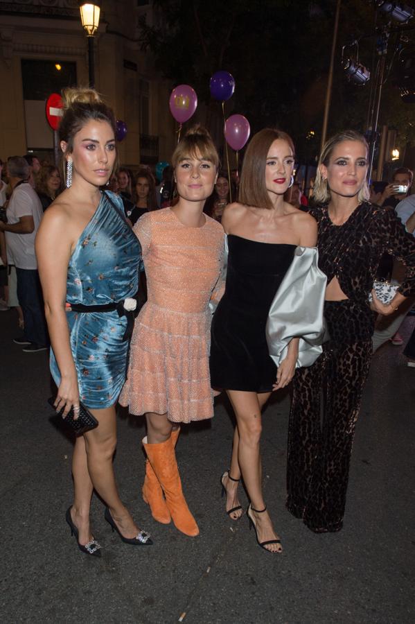 Blanca Suárez posó súper sexy acompañada de sus compañeras de 'Las chicas del cable' con  un mini vestido drapeado de terciopelo  azul con estampado de flores y escote asimétrico, solo apto para (muy) atrevidas.