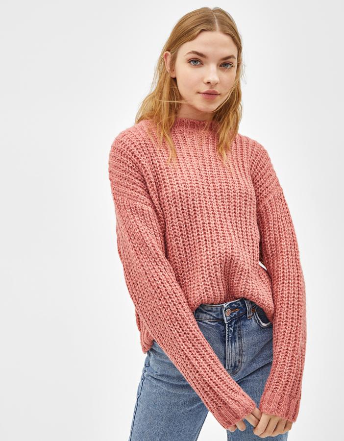Jersey de punto en color 'living coral' de Bershka (22.99 euros).