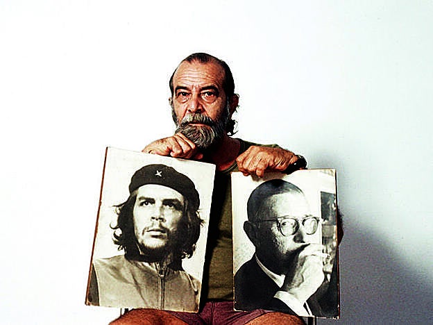 El fotógrafo Alberto Korda con dos de sus obras: el icónico retrato del Che y otro de Jean Paul Sartre.