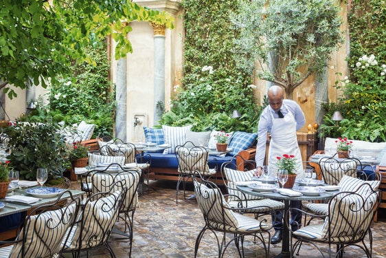 Un americano en ParísEl universo de Ralph Lauren remite a la pasión ecuestre de Nueva Inglaterra. Gracias a su brasserie parisina, en un hôtel particulier del s. XVII (cuya terraza está en las caballerizas originales), el diseñador ha convertido a los parisinos al brunch.