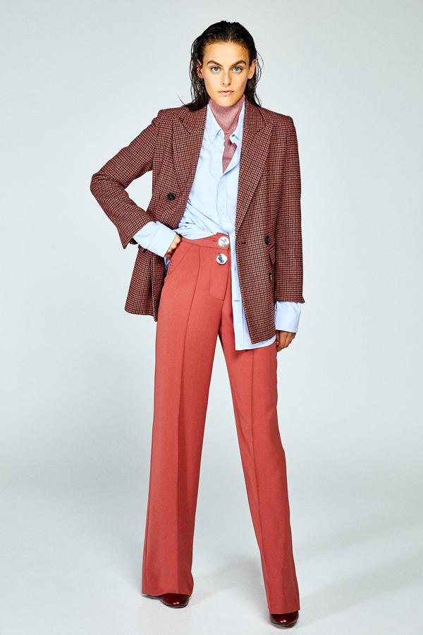 Pantalones de inspiración setentera en color 'living coral' de Sfera (39.99 euros).