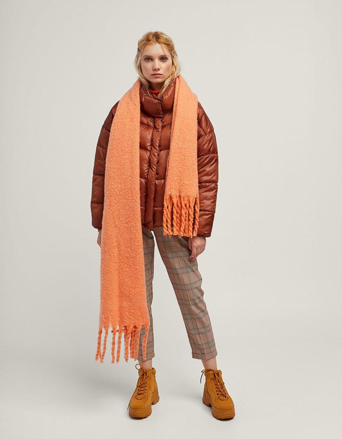 Maxi bufanda de lana en color 'living coral' de Stradivarius (12.99 euros).