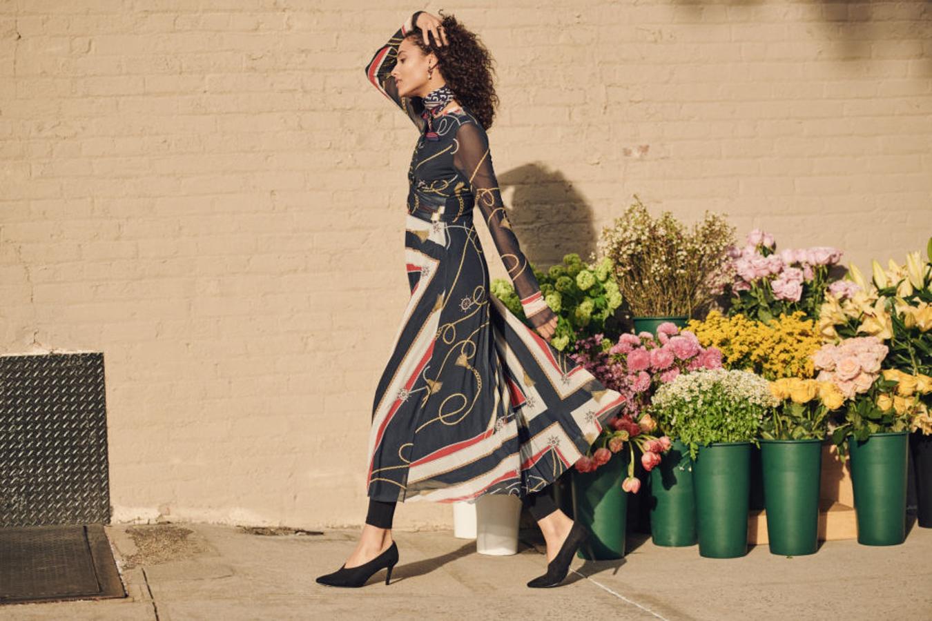 Vestido entallado con escote redondo, mangas largas, detalle drapeado en la cintura y falda con ligero vuelo (34,99 euros). El detalle de los leggins es fantástico.