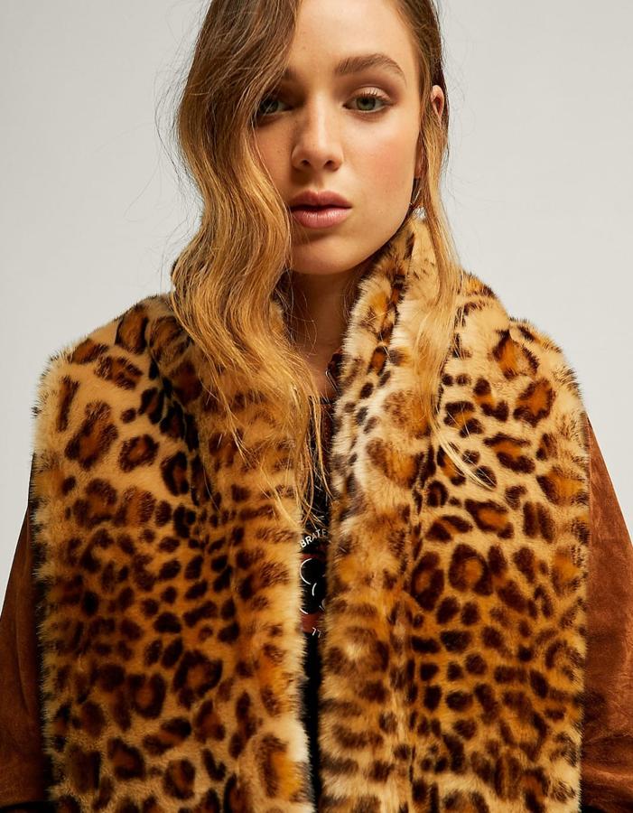 Uno de lso accesorios más bonitos que hemos visto con el inevitable estampado de leopardo, omnipresente esta temporada (14,39 euros).