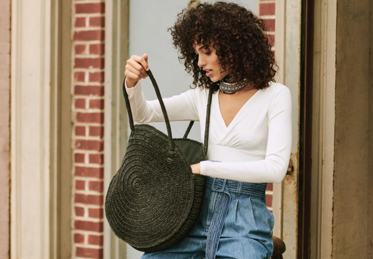 Atención a ese body porque aún está por llegar a la tienda (de momento solo lo tenemos en colo negro y a punto de agotarse). Los fantásticos vaqueros con cintura "paper bag" se acaban de reponer: son una pieza fantástica (49,99 euros).