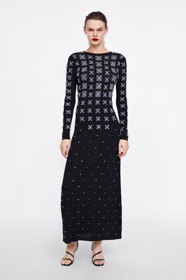 Este  vestido de la colección 'Edición Limitada' de Zara  bien merece una conversación aparte porque, sin duda, ha sido uno de los lanzamientos más fascinantes que hemos visto este año en la firma de Inditex. De punto fino y bordados joya, su mayor baza está en la espalda, que sorprende con un imponente escote. Su precio: 119.95 euros.