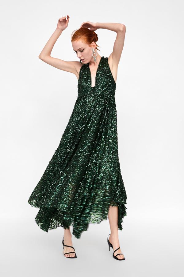 De alfombra roja. Este impresionante vestido de lentejuelas verde musgo con escotazo bien podría ser de alguna firma de lujo, pero no, es de la nueva colección Edición Limitada de Zara y cuesta 129 euros. Y tenemos que reconocer que nos encantaría verlo  en la próxima edición de los Goya ...