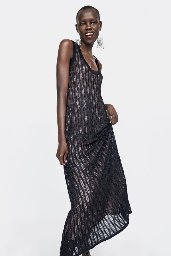 Sencillo, fácil de combinar, súper favorecedor y versátil, este vestido negro con detalles de hilo metalizado de la colección 'Edición Limitada' de Zara cuesta 89.95 euros.