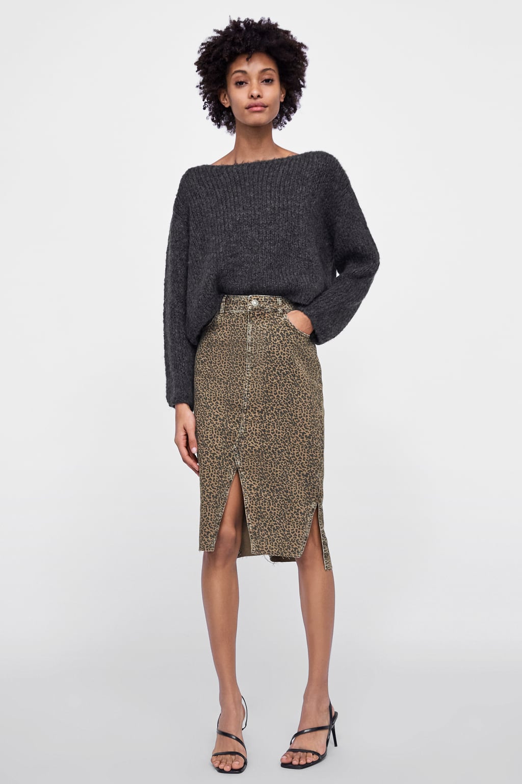 Falda con estampado animal de Zara: 25,95 euros.