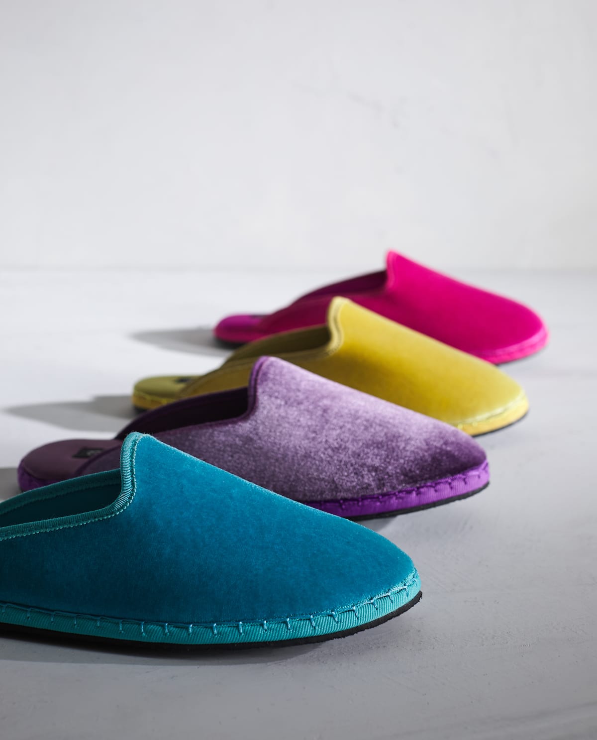 Zapatillas de terciopelo de Zara Home: 25,99 euros.