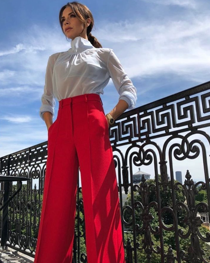 Victoria Beckham es la mejor modelo posible de su propia colección: se nota que diseña ropa pensando primeramente en sí misma, en siluetas que a ella misma le gustaría ponerse. De toda su colección de primavera 2019, está usando con profusión el traje pantalón rojo que también llevó Olivia Palermo a los últimos British Fashion Awards. Aquí lo combina de una manera genial: con una blusa azul pálido. ¿A que nunca se te hubiera ocurrido?